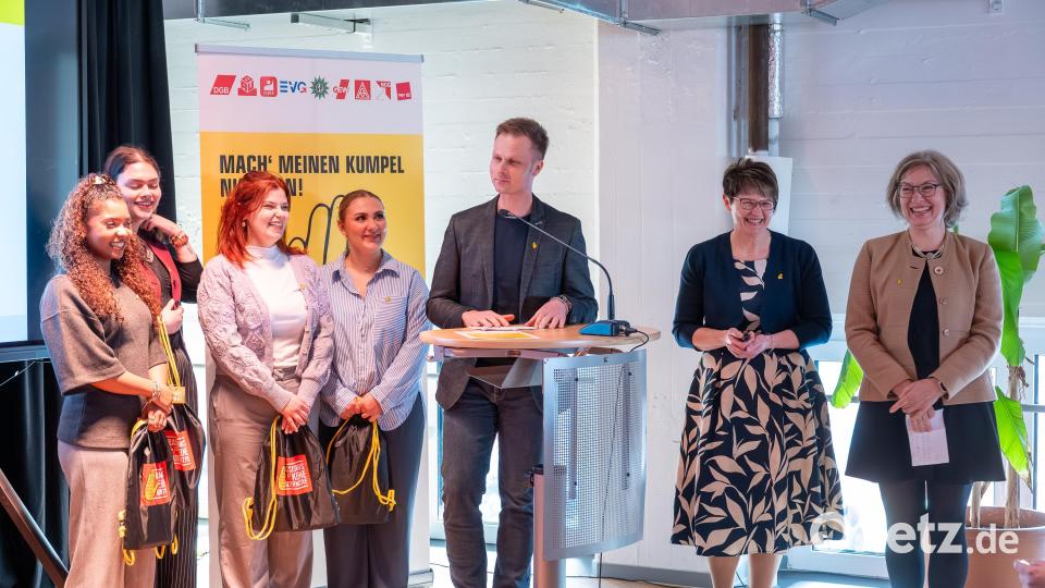 Die Lehrkräfte Jitka Schwandt, Birgit Faltenbacher und Matthias Dumler (von rechts) sind stolz auf ihre engagierten Schülerinnen und Schüler. Bild: Julia Petersen