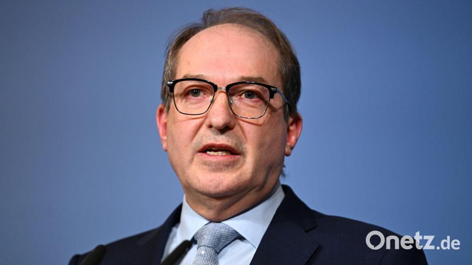 Bundesinnenminister Alexander Dobrindt (CSU) sagt, er wolle das Bundesamt für Verfassungsschutz zu einem echten Geheimdienst machen. (Archivbild) Bild: Elisa Schu/dpa