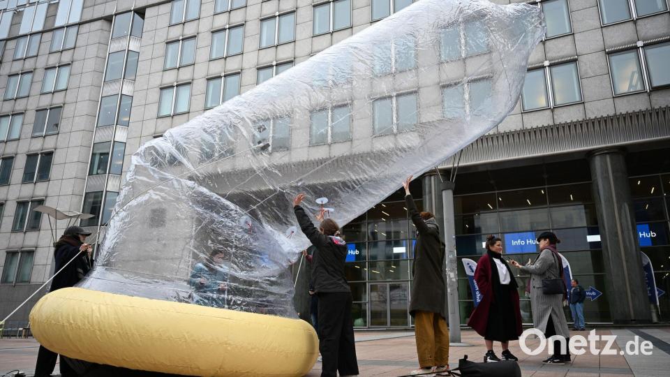 Das Kondom ist mit Luft gefüllt. Bild: Markus Lenhardt/dpa