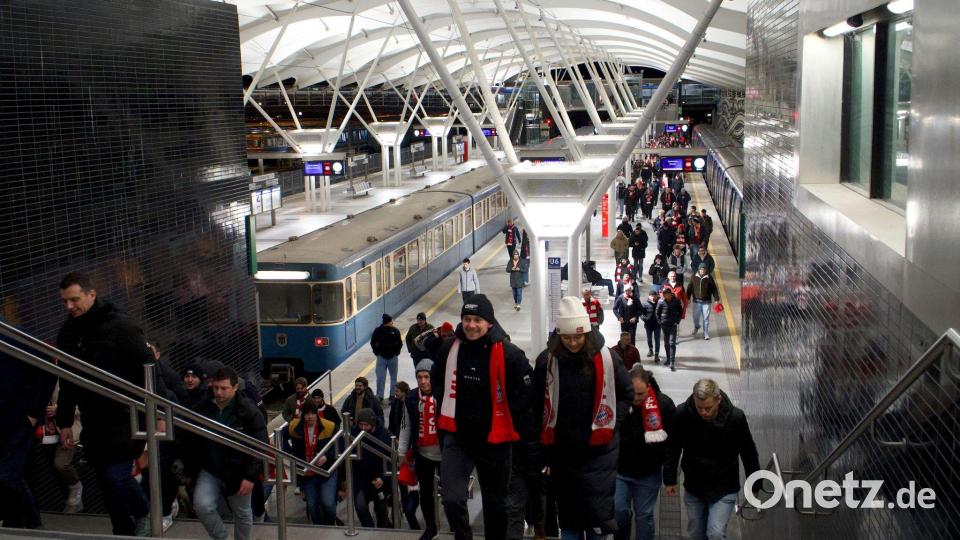 Die U-Bahn soll Fußballfans am Mittwochabend mit einem Notfahrplan zur Allianz Arena bringen. (Archivbild) Bild: Michael Faulhaber/dpa