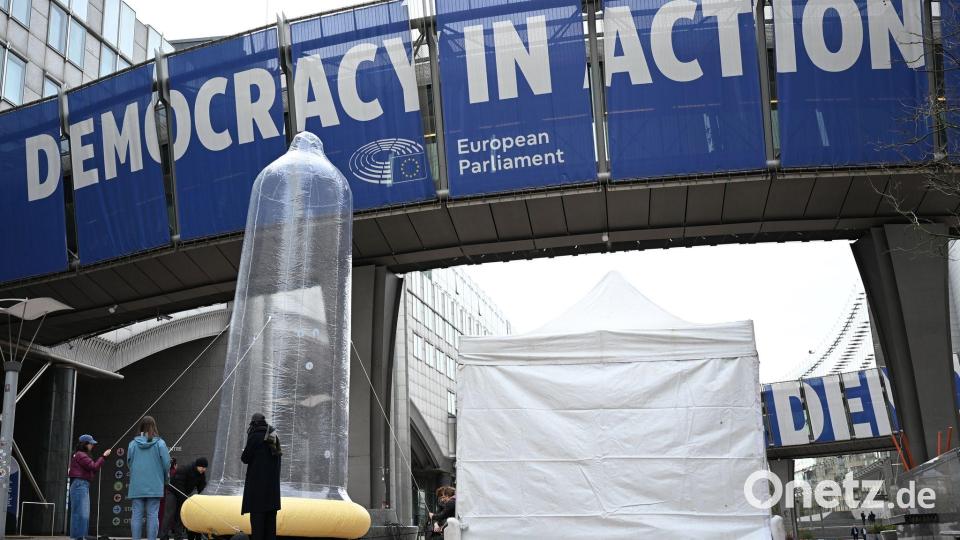 Vor dem EU-Parlament steht ein mit Luft gefülltes Kondom. Bild: Markus Lenhardt/dpa