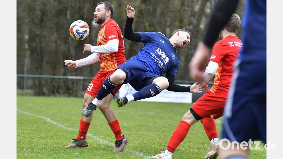 Schmerzhaftes Aufeinandertreffen zwischen Gustavo Mora Barth (links) vom SC Germania Amberg und Michael Behrend (Mitte) von der SG Traßlberg/Poppenricht. Bild: Hubert Ziegler