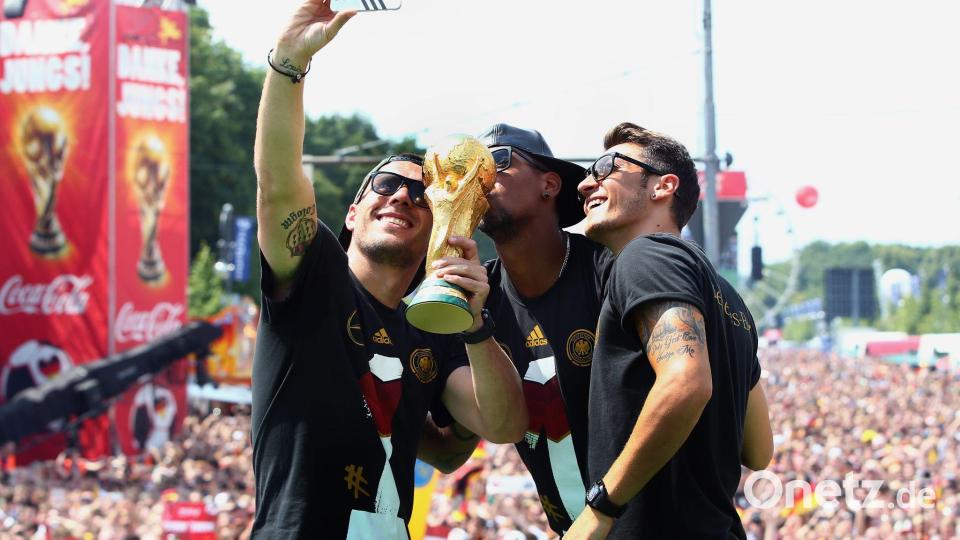 Feierten 2014 den WM-Titel: Mesut Özil (r) mit seinen damaligen Teamkollegen Lukas Podolski (l) und Jerome Boateng. (Archivbild) Bild: Alex Grimm/Bongarts/dpa