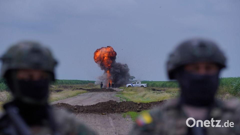 Angehörige der Luftwaffe zerstören in Milagro, Ecuador, eine Landebahn. Bild: Cesar Munoz/AP/dpa