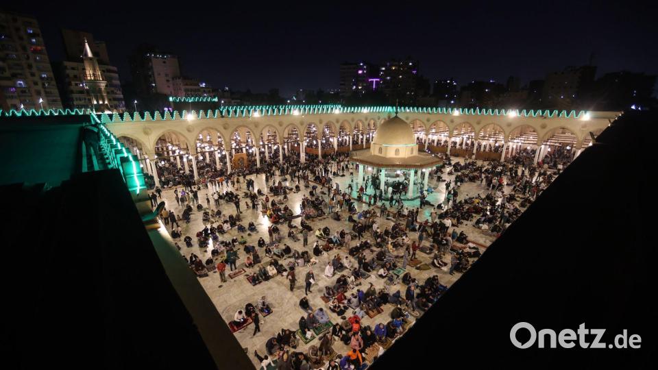 Amr ibn Al-A'as-Moschee  in Kairo: Gläubige feiern heilige Nacht im Ramadan Bild: Mohammed Talatene/dpa