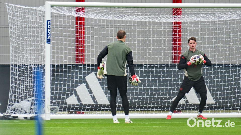 Jonas Urbig soll wieder im Tor stehen, hier beim Training mit Manuel Neuer (l). Bild: Malin Wunderlich/dpa