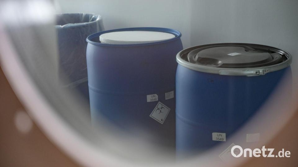 Der Müll aus dem Krankenzimmer muss mehrfach verpackt und versiegelt zur Sondermüllverbrennung gebracht werden. Bild: Malin Wunderlich/dpa