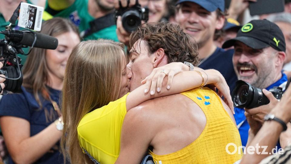 Verliebt, verlobt - und bald verheiratet? Mondo Duplantis und Desiré Inglander. (Archivbild) Bild: Michael Kappeler/dpa