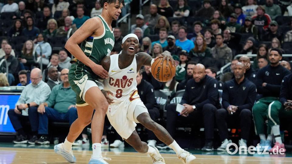 Dennis Schröder (rechts) holte mit den Cavaliers einen hart erkämpften Sieg gegen Milwaukee. Bild: Aaron Gash/AP/dpa