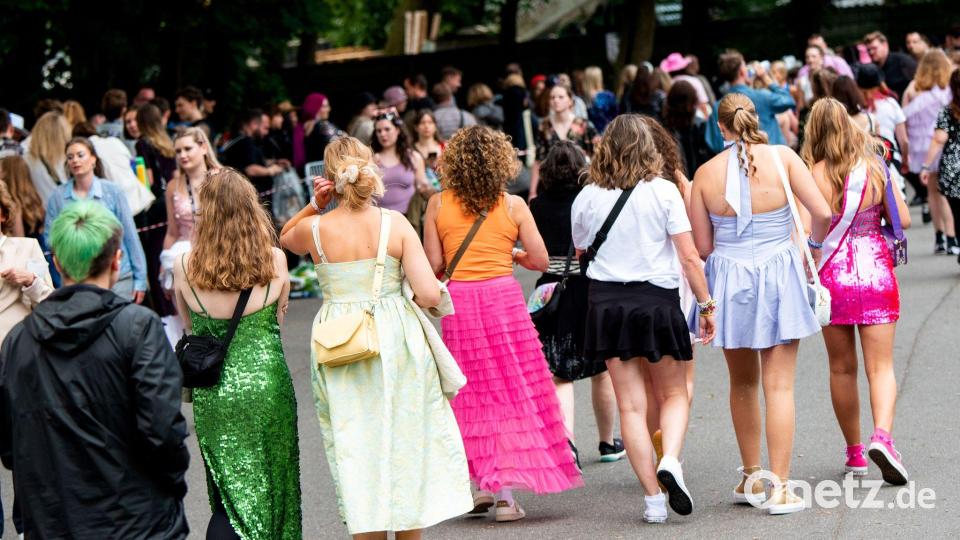 Mittlerweile geht fast alles: Sowohl lange als auch kurze Rocklängen sind im Stadtbild zu sehen. Bild: Daniel Bockwoldt/dpa