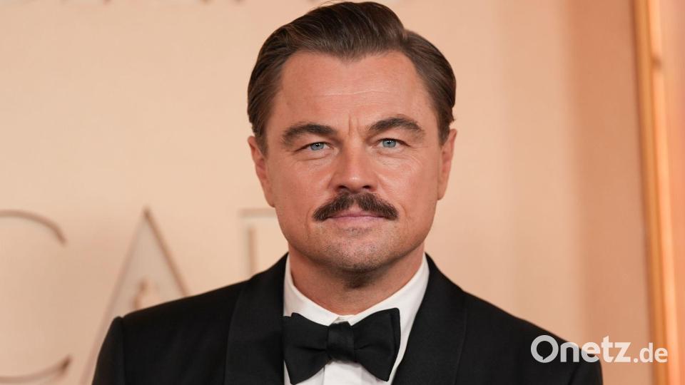 Leonardo DiCaprio mit Schnauzer bei den Oscars 2026 - das sorgte für Gesprächsstoff. (Archivbild) Bild: Gregory Bull/Invision/AP/dpa