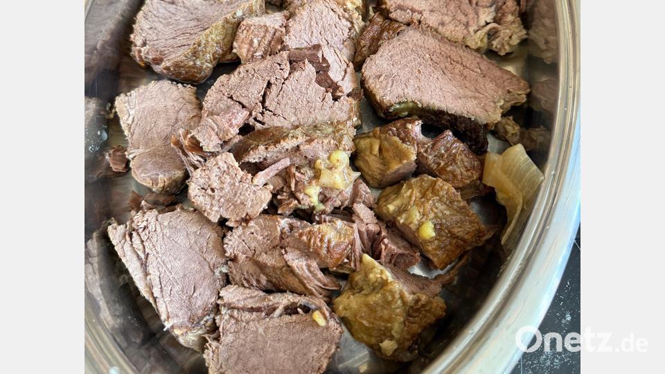 Nach dem Abkühlen lässt sich der Rinderbraten in Scheiben schneiden, ohne auszufasern. Bild: Ilse Hauer