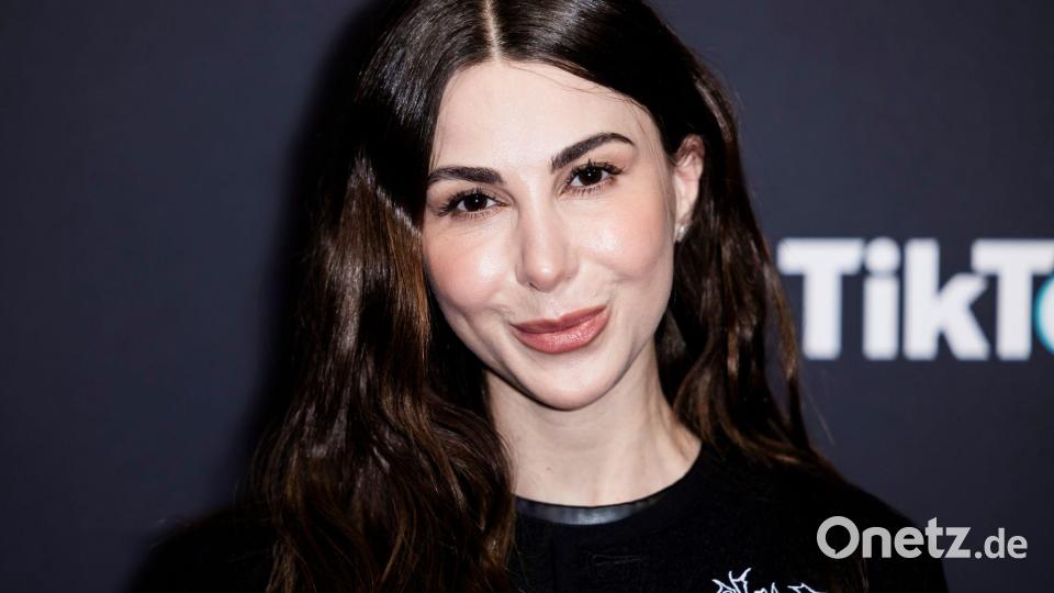 In den sozialen Netzwerken wird die Mutter Emi Arpa gerade angefeindet. (Archivbild) Bild: Christoph Soeder/dpa