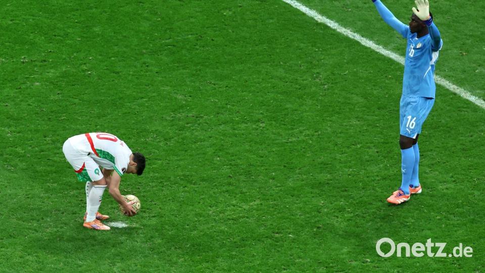 Der Auslöser für die Proteste war der umstrittene Elfmeter, den Brahim Díaz (links) schließlich vergab. (Archivbild) Bild: Youssef Loulidi/AP/dpa