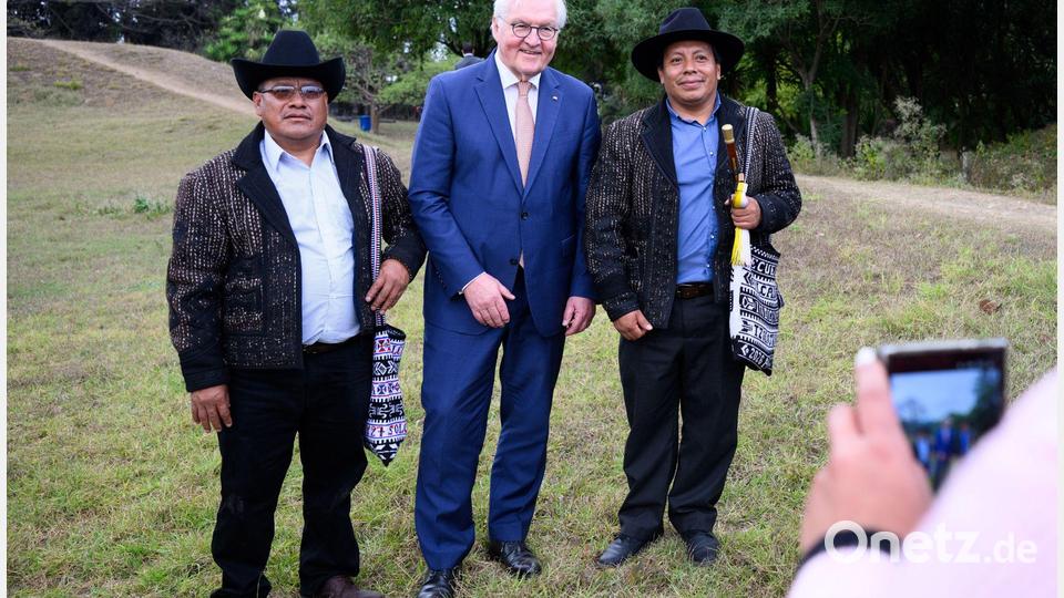 Bundespräsident Frank-Walter Steinmeier lässt sich mit Angehörigen von indigenen Völkern fotografieren. Bild: Bernd von Jutrczenka/dpa