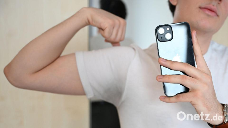 Was auf Tiktok als sexy gilt, ist ganz unterschiedlich: So können auch normale Aufgaben wie Kochen oder Holz hacken sexualisiert werden. (Symbolbild) Bild: Elisa Schu/dpa