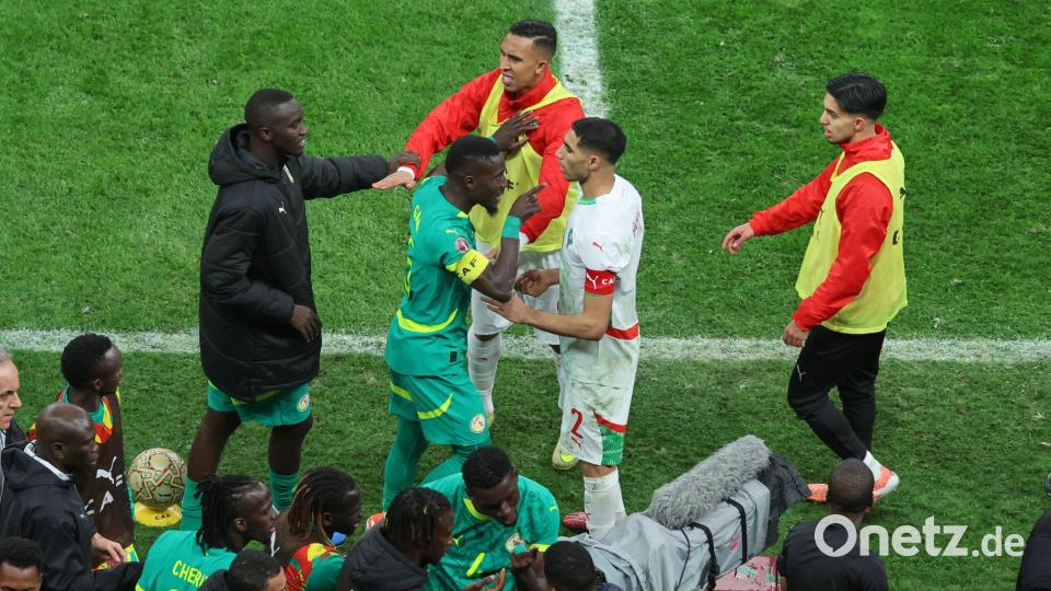 Die Spieler beider Teams gerieten im Finale des Afrika Cups mächtig aneinander. (Archivbild) Bild: Youssef Loulidi/AP/dpa