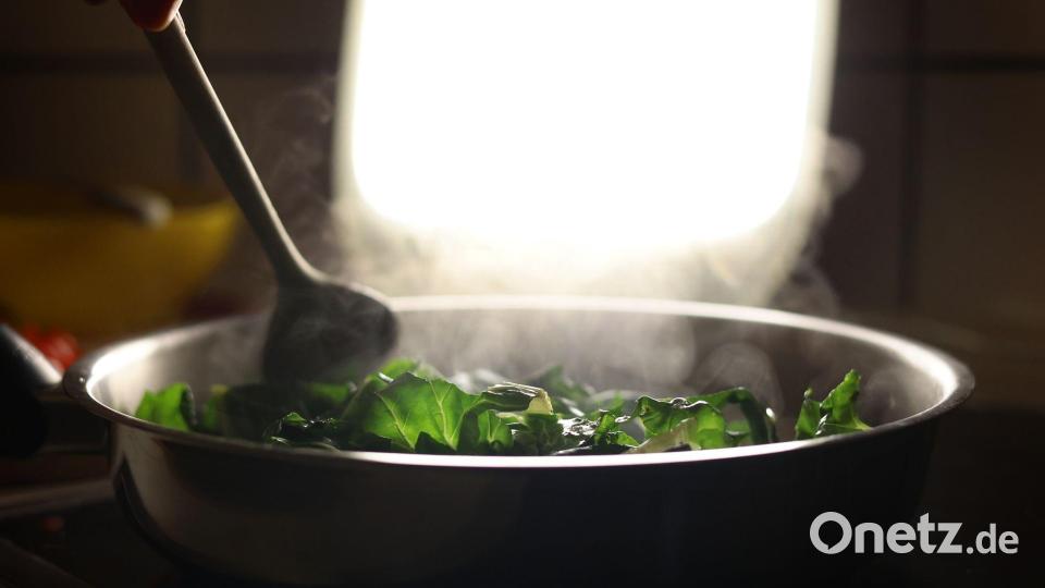 Bei „Thirst Traps“ zeigen sich Influencer auf anzügliche Art in Alltagssituationen – wie etwa beim Kochen. (Symbolbild) Bild: Karl-Josef Hildenbrand/dpa