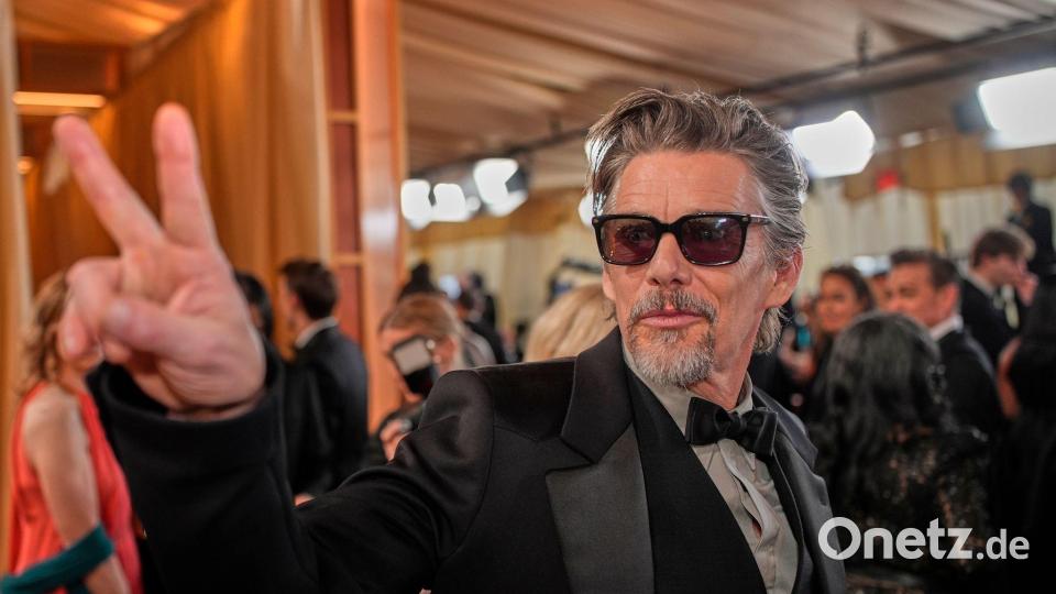 Ethan Hawke - inzwischen 55 - hat jetzt einen daddyhaften grauen Henriquatre-Bart. (Archivbild) Bild: John Locher/Invision/AP/dpa