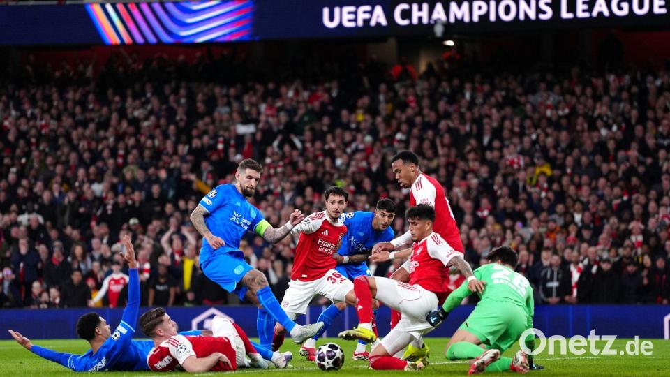 Spieler von Leverkusen und Arsenal rangeln im Torraum. Bild: Bradley Collyer/PA Wire/dpa