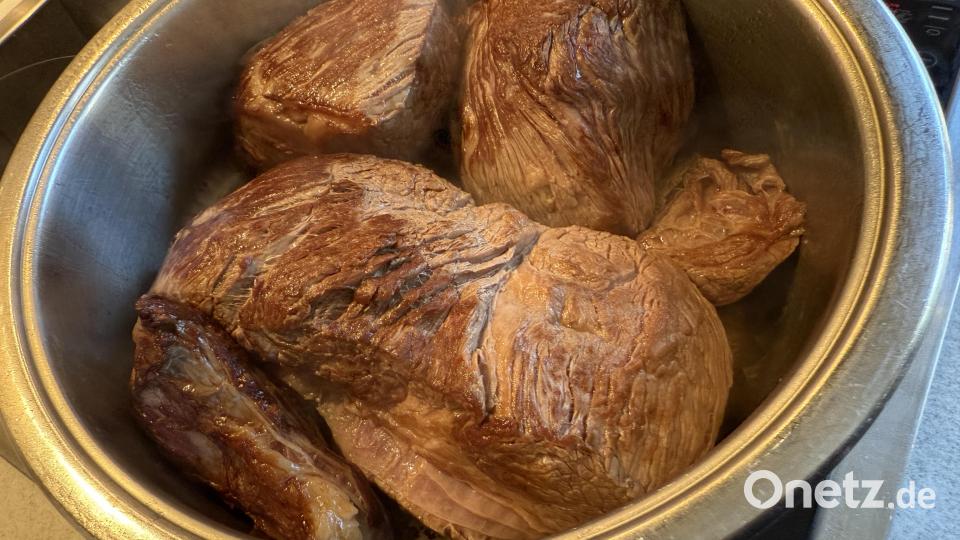 Im ersten Schritt wird das Ochsenfleisch bei kräftiger Hitze angebraten. Bild: Ilse Hauer