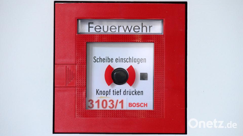 In Amberg hat ein Betrunkener in einem Hotel zwei Feuermelder ausgelöst. Es gab einen Großeinsatz. Symbolbild: Martin Schutt/dpa