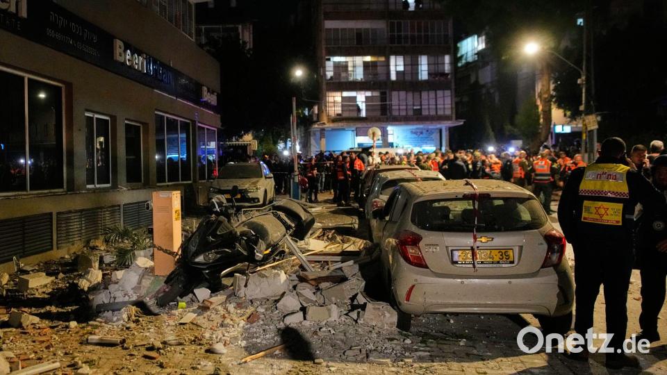 Israelische Sicherheitskräfte inspizieren den Ort eines iranischen Raketeneinschlags. Bild: Ohad Zwigenberg/AP/dpa