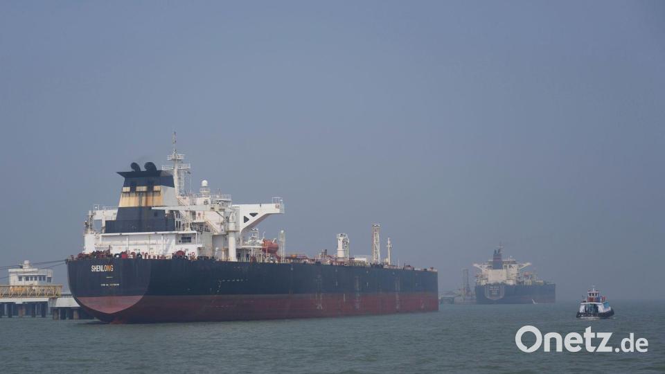 Nur noch einzelne Tanker durchfahren den Seeweg seit Kriegsbeginn. Bild: Rafiq Maqbool/AP/dpa