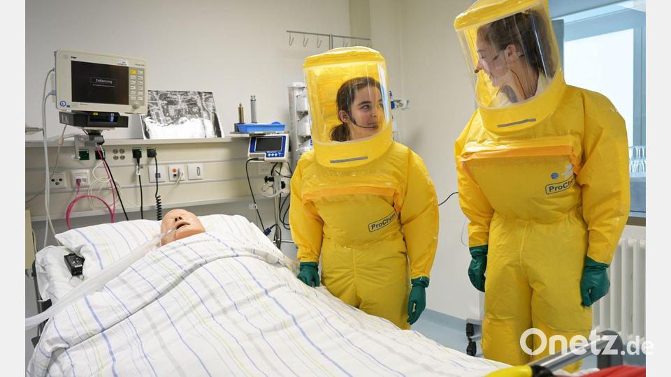 In Schutzanzügen arbeiten die Ärzte auf der Sonderisolierstation am Patienten - hier eine Puppe. Bild: Malin Wunderlich/dpa