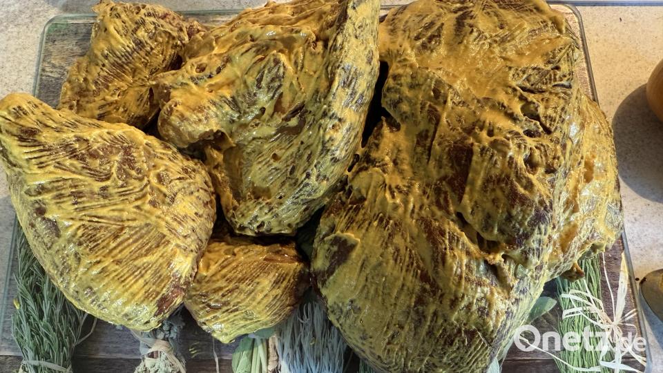 Salz, Pfeffer, Paprikapulver und Senf würzen das zuvor angebratene Rindfleisch. Bild: Ilse Hauer