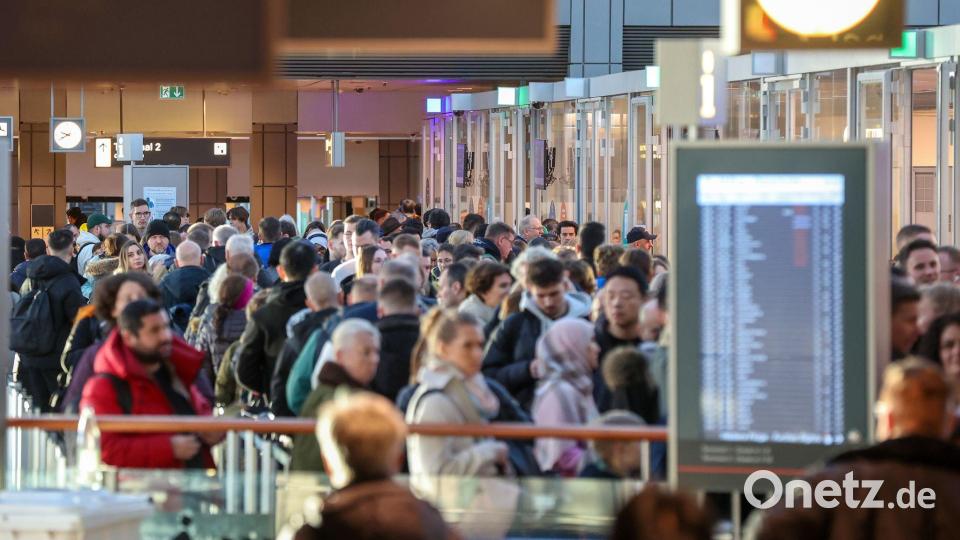 Der Präsident des Bundesverbandes der Luftsicherheitsunternehmen (BDLS), Alexander Borgschulze, sagt, die Personalgewinnung sei für die Branche eine Herausforderung und „das bestehende System stößt an seine Grenzen“. (Symbolbild) Bild: Bodo Marks/dpa