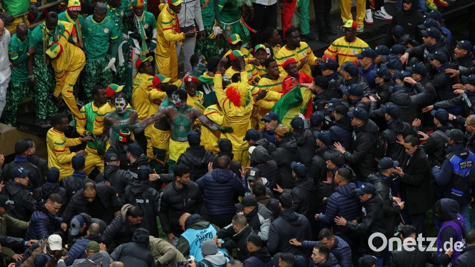 Bei dem Afrika-Cup-Endspiel zwischen dem Senegal und Marokko kam es auf und neben dem Platz zu Tumulten. (Archivbild) Bild: Youssef Loulidi/AP/dpa