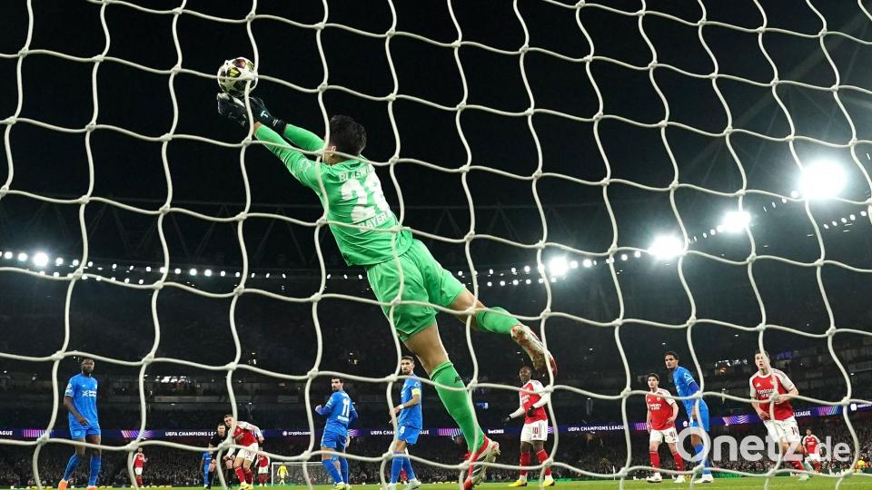 Mit seinen Paraden hielt Torhüter Janis Blaswich Leverkusen lange im Spiel. Bild: Bradley Collyer/PA Wire/dpa