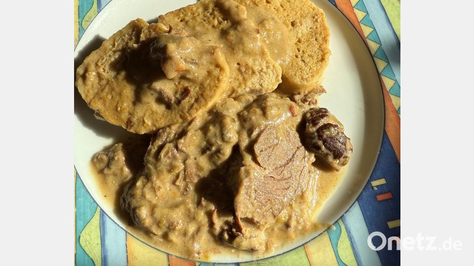 Böhmische Knödel saugen die geschmackvolle Soße des zarten Ochsenrahmbratens besonders gut auf. Wer einen süß-herben Farbklecks mag, nimmt sich einen Löffel Preiselbeeren mit auf den Teller. Bild: Ilse Hauer