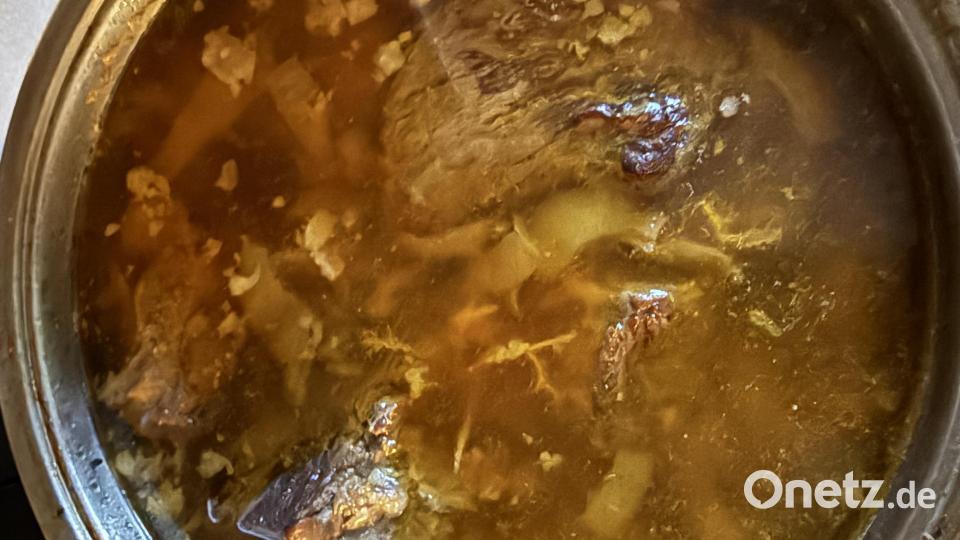 Nach rund drei Stunden ist das Rindfleisch weich und die Brühe kräftig. Bild: Ilse Hauer