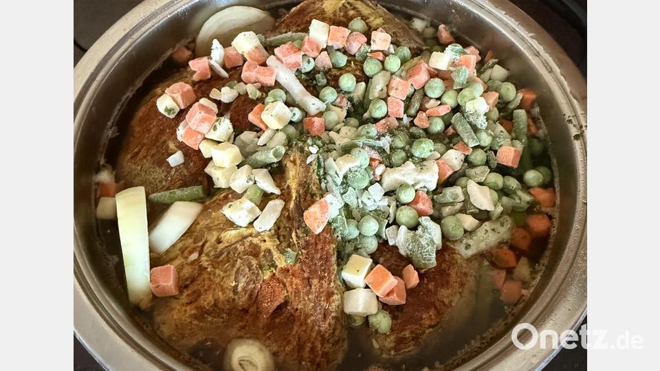 Zusammen mit Suppengemüse schmort der Ochsenbraten langsam, bis das Fleisch butterzart ist. Bild: Ilse Hauer