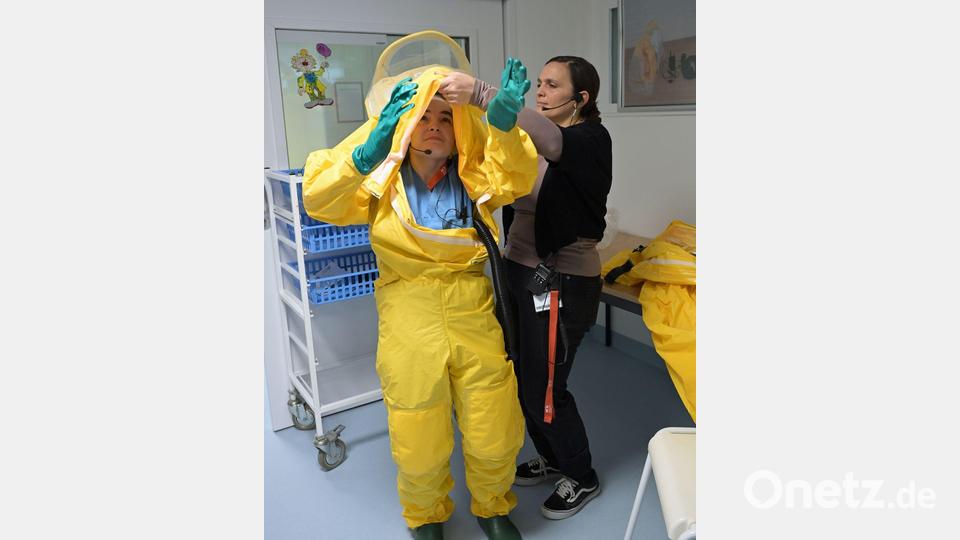 Allein das Anziehen der Schutzanzüge ist aufwendig - es dauert etwa 15 Minuten. Bild: Malin Wunderlich/dpa