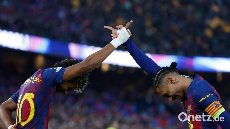 Barcelonas Raphinha (re.) überragte gegen Newcastle mit zwei Treffern und drei Torvorlagen. Bild: Joan Monfort/AP/dpa