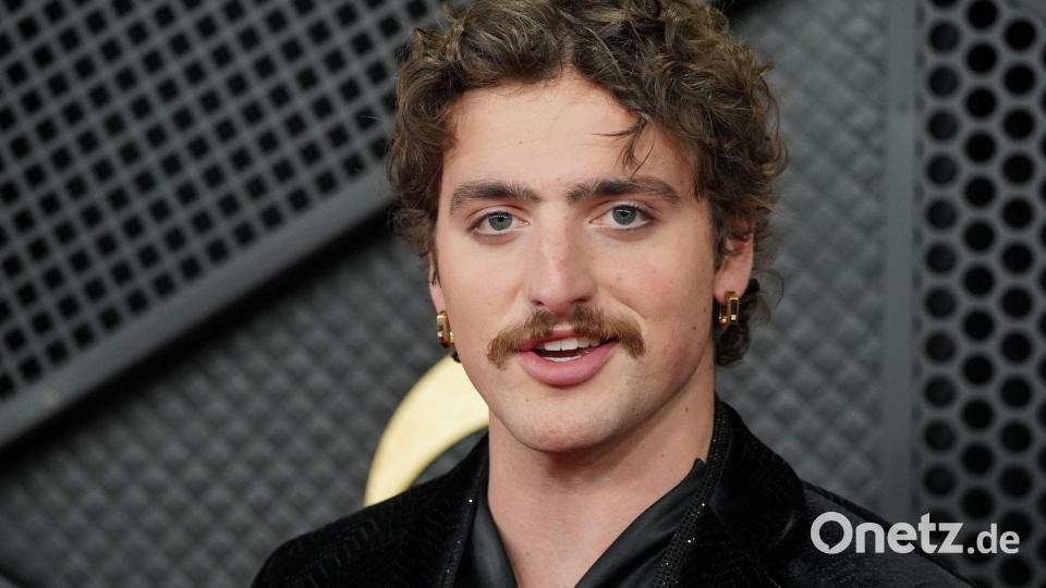 Popstar Benson Boone gehört zu den Promis der letzten Jahre, die den Oberlippenbart-Hype befeuerten. (Archivbild) Bild: Jordan Strauss/Invision/AP/dpa
