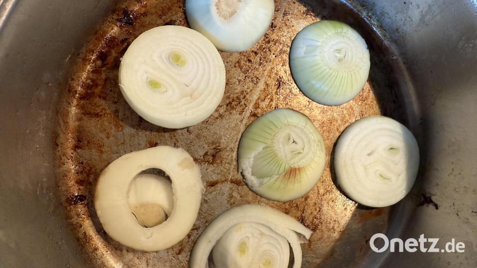 Zwiebelscheiben verhindern, dass das Fleisch beim Schmoren am Topfboden festklebt. Bild: Ilse Hauer