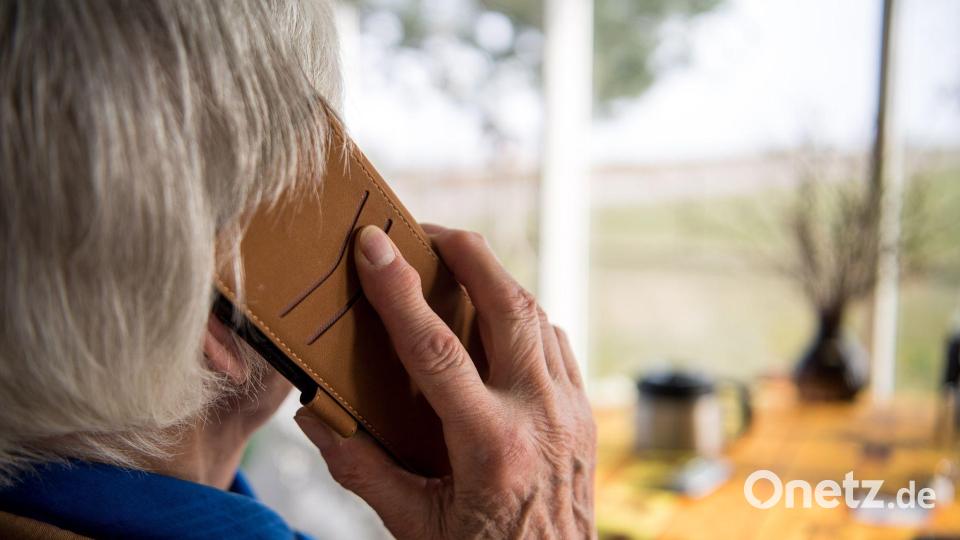 Seit fünf Jahren gibt es überall in Bayern telefonische Krisendienste für Menschen in psychischer Not. (Symbolbild) Bild: Sebastian Gollnow/dpa