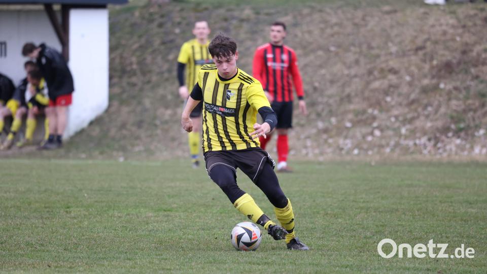 Ben Kippes gegen die SpVgg Pirk in Aktion. Die DJK Neustadt/WN siegte mit 4:1. Bild: Dieter Jäschke