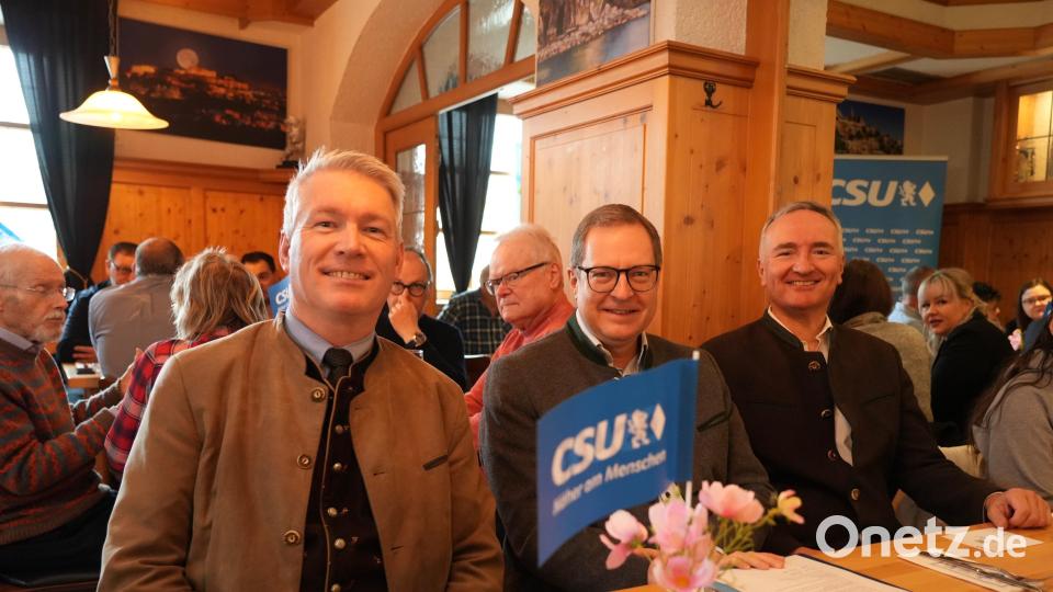 Stefan Ott, Oberbürgermeisterkandidat der CSU, Generalsekretär Martin Huber und Landtagsabgeordneter Harald Schwartz (von links) diskutierten mit den Vertretern von Vereinen. Bild: Jürgen Bauer/CSU Amberg