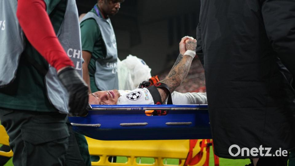 Noa Lang wurde schon kurz nach dem Spiel operiert. Bild: Jon Super/AP/dpa