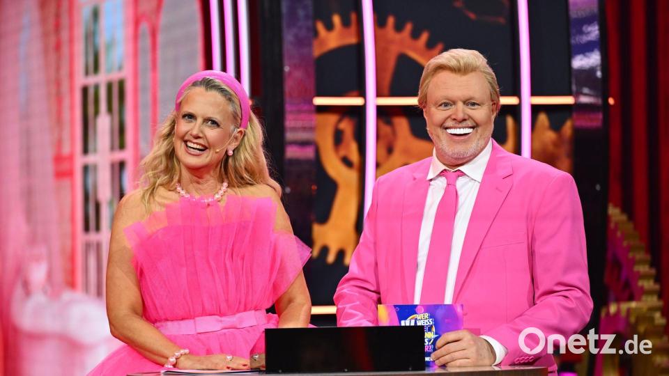 Ganz in Pink: Barbara Schöneberger und Stefan Raab spielen Barbie und Ken. (Handout) Bild: Willi Weber/RTL/Raab Entertainment/dpa