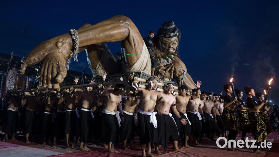 Am Vorabend von „Neypi“ wurde es noch einmal laut auf der Insel. Bild: Firdia Lisnawati/AP/dpa