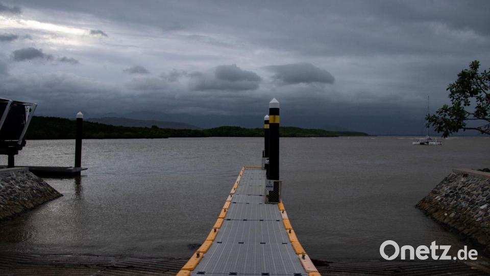 Noch ist die See ruhig, aber die Sturmwolken ziehen auf: Die Behörden warnen vor Böen von mehr als 250 Kilometern pro Stunde durch den Zyklon „Narelle“. Bild: Brian Cassey/AAP/dpa
