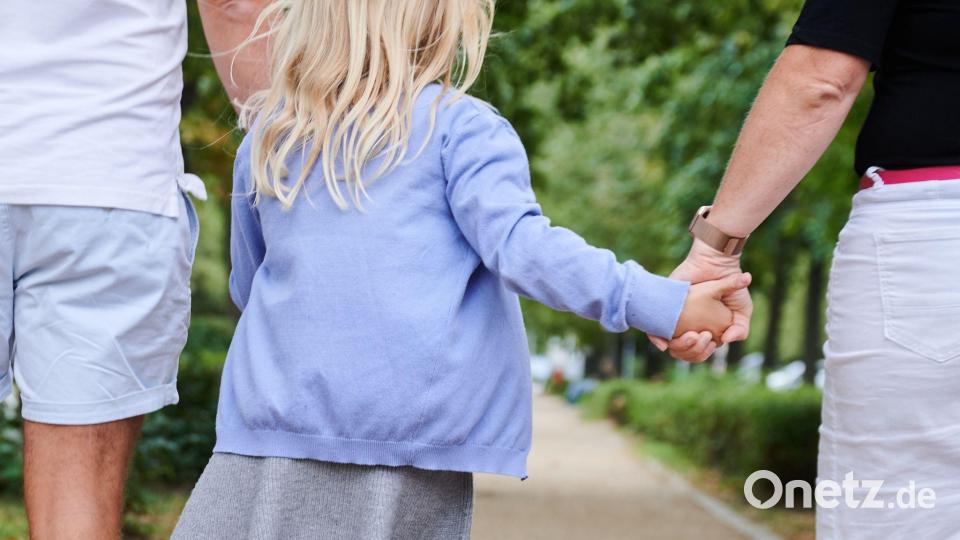 Familie und Kinder machen laut einer Umfrage viele Menschen in Deutschland glücklich. (Symbolbild) Bild: Annette Riedl/dpa