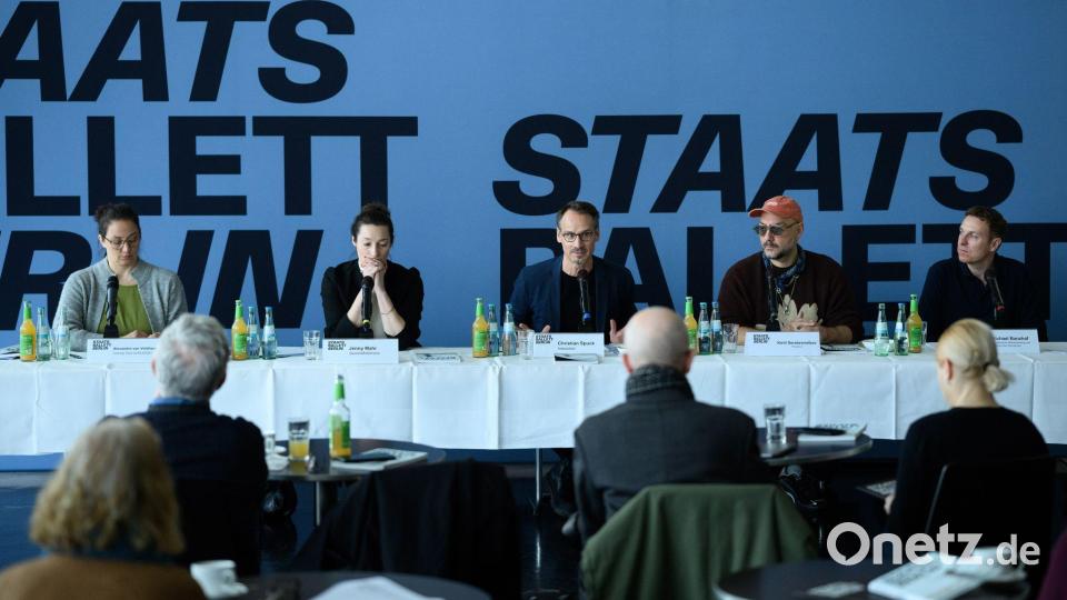 Intendant Christian Spuck (Mitte) holte den russischen Regisseur Kirill Serebrennikow mit „Nurejew“ an das Staatsballett Berlin. (Archivbild) Bild: Bernd von Jutrczenka/dpa