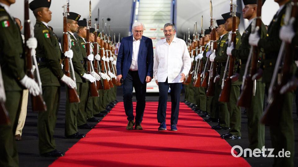 Bundespräsident Frank-Walter Steinmeier (l) kommt auf dem Flughafen Cancun an. Bild: Bernd von Jutrczenka/dpa